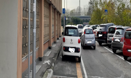 Moncalieri, piste ciclabili senza protezioni ostruite dalle auto parcheggiate abusivamente