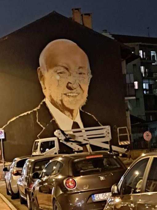 Nichelino, disegnato un nuovo murales su Piero Angela ma è gia polemica