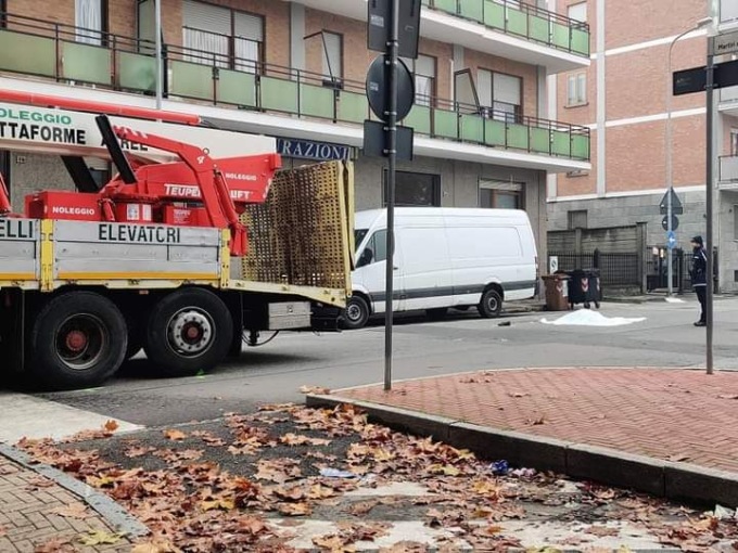 Travolta da un tir: donna muore mentre attraversa la strada