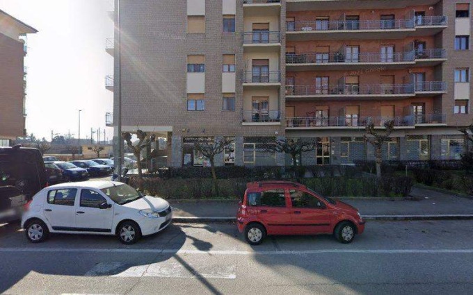 Si crea la coda al semaforo e la taglia passando con l’auto sul marciapiede: è accaduto in via Ponchielli a Moncalieri