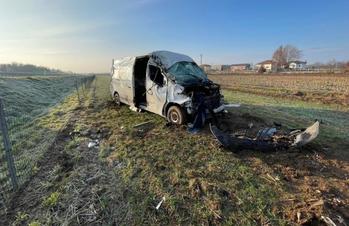 Con la Porsche rubata contro un furgone poi la abbandona in mezzo all’autostrada e fugge a piedi