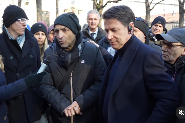 Giuseppe Conte a Torino in difesa del reddito di cittadinanza, molti cittadini con lui