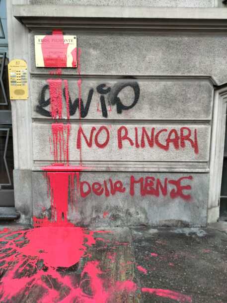 Atto vandalico contro la sede Edisu: ‘No rincari delle mense’ è la scritta apparsa nella notte
