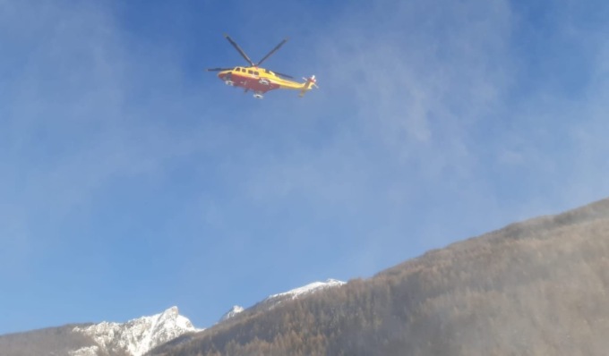 Scialpinista bloccato a quota 1.700 per una frattura a una gamba: in ospedale in elisoccorso