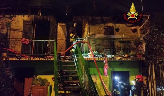 Incendio a Caprie, abitazione distrutta dalle fiamme in borgata Pertusetto