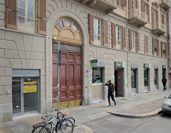 Bomba a mano esplode vicino alla stazione, ferito un operaio