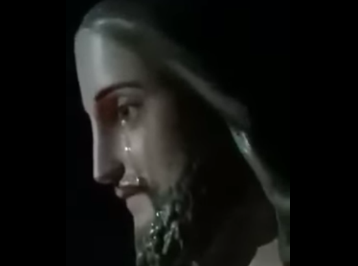 La statua di Gesù piange, per i fedeli è un miracolo di Natale