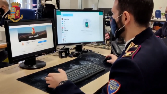 Frodi da trading online e riciclaggio denaro: perquisizioni, sequestri e tre arresti nel Torinese