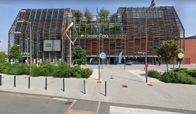 Bimba di 3 anni cade dalle scale al centro commerciale, fratture e trauma cranico