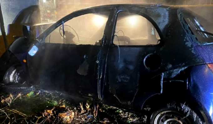 Si schiantano contro un muro: a bordo quattro giovani, 18enne muore carbonizzato