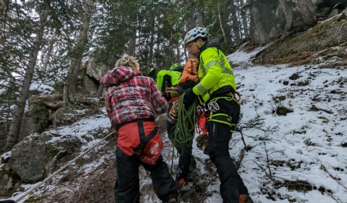 Migrante disperso a quota 1.800, precipita lungo un pendio: recuperato con un principio di ipotermia