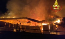 Incendio nella notte distrugge falegnameria, danni anche ad altre quattro attività vicine