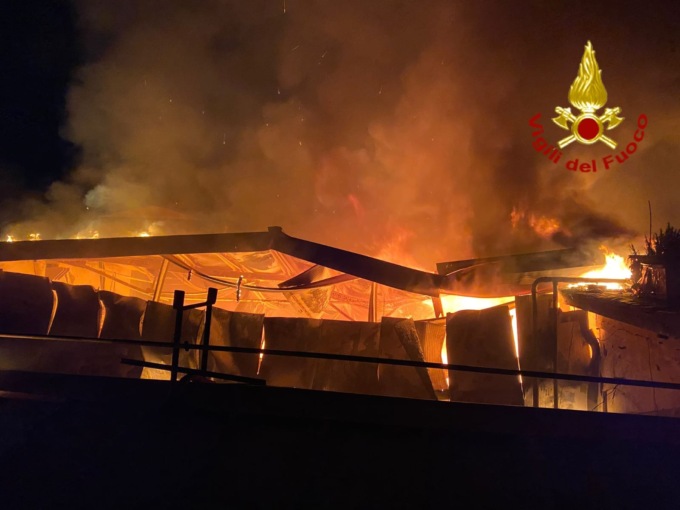 Incendio nella notte distrugge falegnameria, danni anche ad altre quattro attività vicine