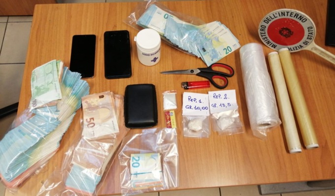 Si finge un turista di passaggio ma è uno spacciatore: in casa cocaina e 24mila euro in contanti