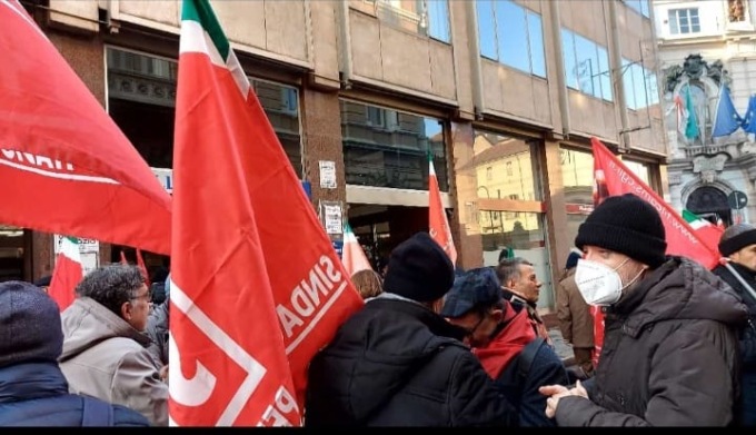 Carenza di personale: pensionati e ispettori del lavoro in protesta davanti alla sede INPS