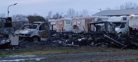 Fiamme in un’area di rimessaggio camper a Leinì