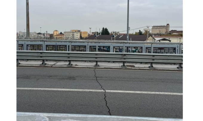 Novara, si è aperta una crepa sul Cavalcavia Porta Milano
