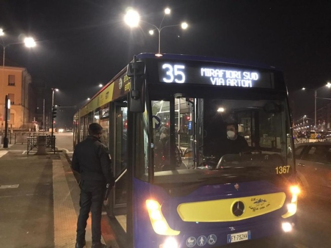 Baby gang in azione sulla linea 35 navetta di Nichelino. All’autista aggredito: “Ti tagliamo la gola”