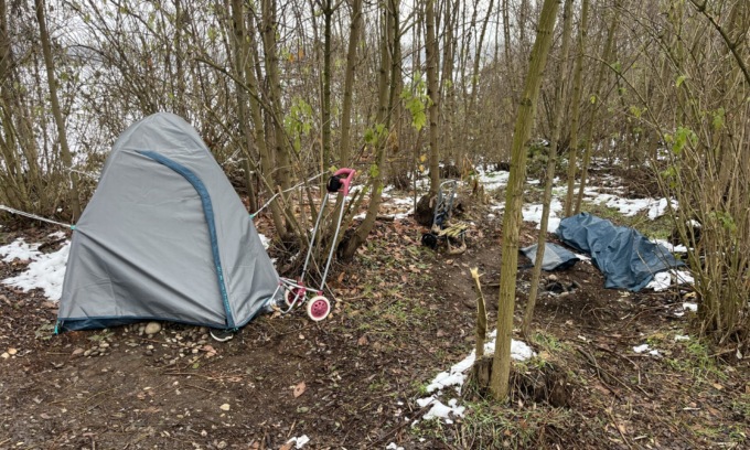 Da settimane vive in una tenda al gelo: sindaco e carabinieri si prendono cura di lui