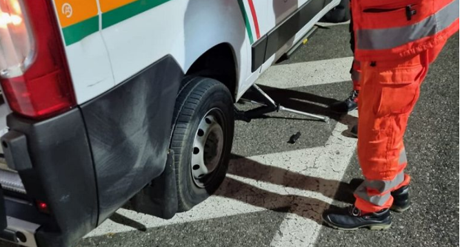 Bucate 17 ruote delle ambulanze della Croce Verde di corso Bolzano
