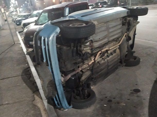Auto ribaltata sul lato da ignoti in corso Roma a Moncalieri