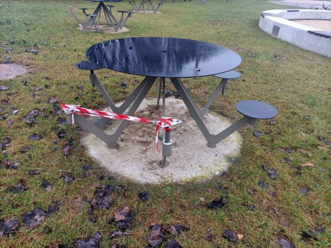 Ennesimo atto vandalico in piazza Aldo Moro a Nichelino: rotti gli sgabelli di fronte alla chiesa