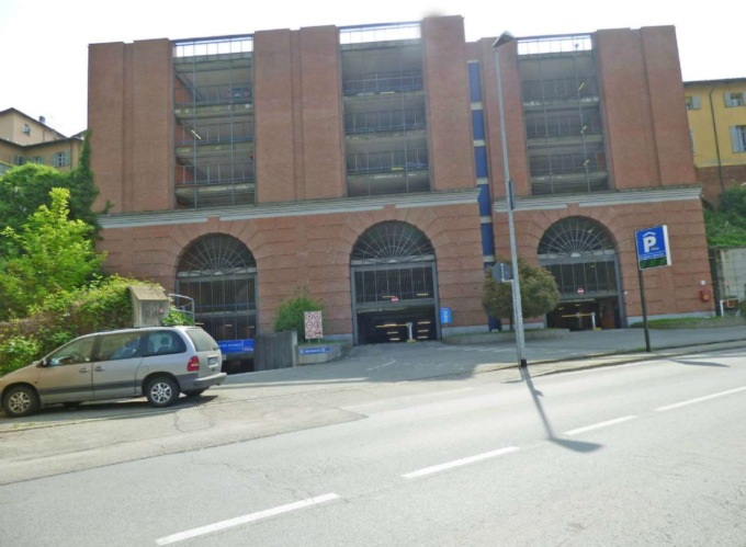 Imbratta il muro del parcheggio multipiano di Moncalieri e viene pizzicata dalla sorveglianza: denunciata