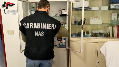 Usciva prima della fine del turno di lavoro: infermiera di una Rsa denunciata per truffa dai Nas