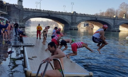 Tuffo nel Po a Torino per il cimento invernale degli "Orsi Polari"