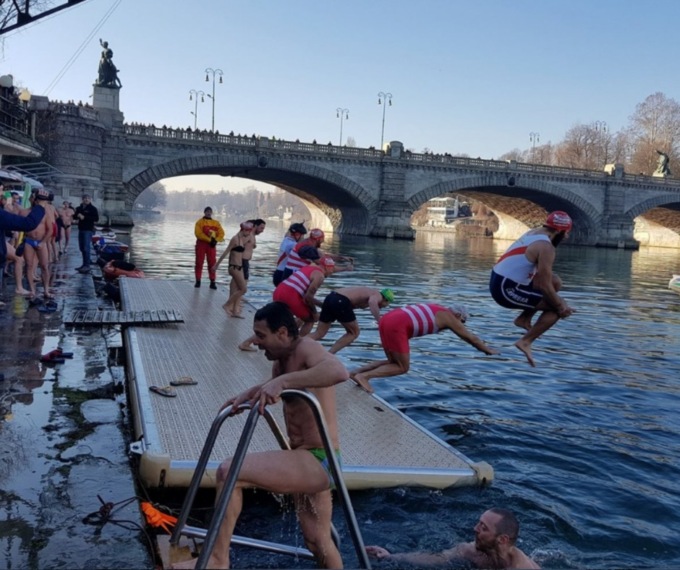 Tuffo nel Po a Torino per il cimento invernale degli “Orsi Polari”