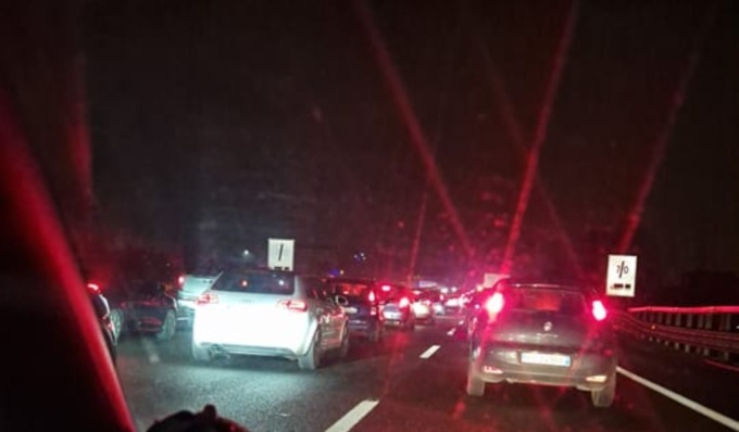 Schianto in Tangenziale Nord tra cinque veicoli: due feriti gravi