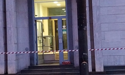 Il pacco sospetto davanti alla banca di Novara a Carmagnola è stato abbandonato da un gruppo di ragazzini