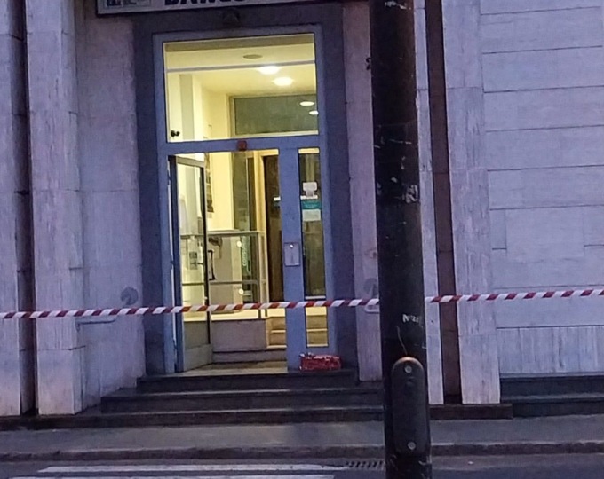 Il pacco sospetto davanti alla banca di Novara a Carmagnola è stato abbandonato da un gruppo di ragazzini