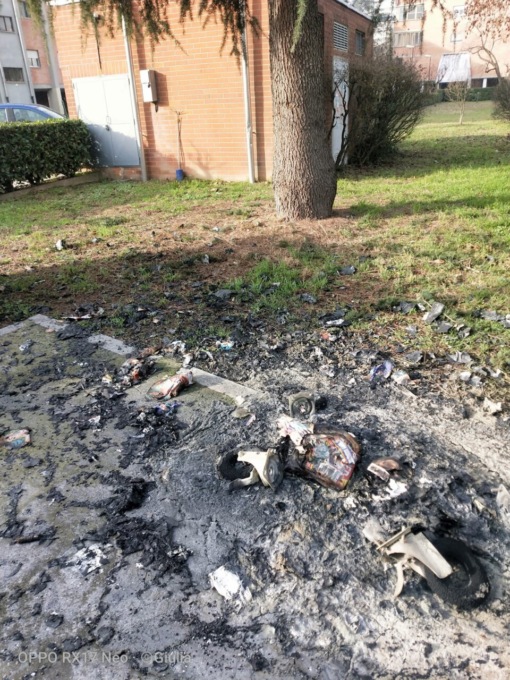 Ennesimo atto vandico a Nichelino: ignoti hanno dato fuoco ad un cassonetto in via Trento