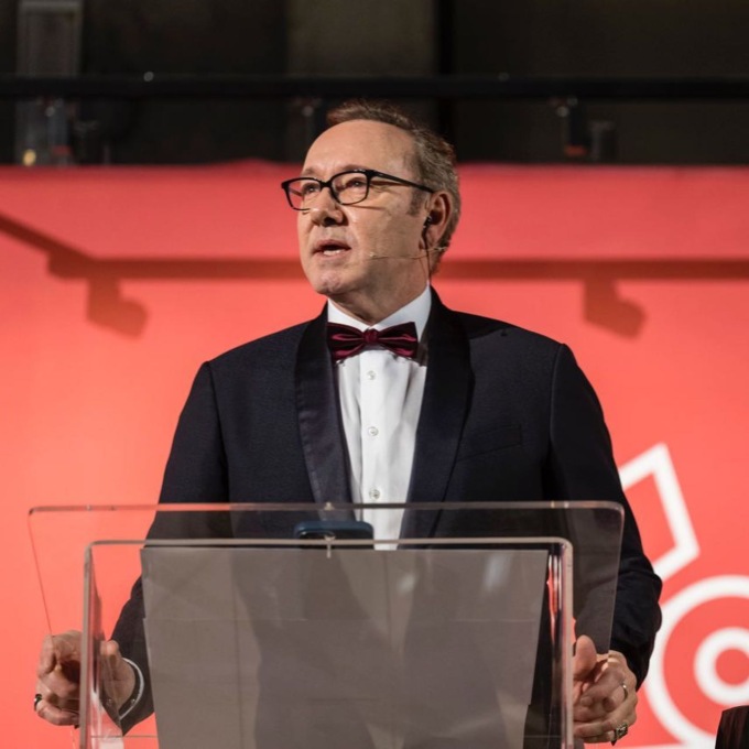 Kevin Spacey riceve il Premio Stella della Mole: “Grazie per aver avuto le palle di invitarmi”