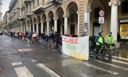 "Ciclabile umana" in Largo Vittorio a Torino per chiedere più infrastrutture ciclabili e sicurezza