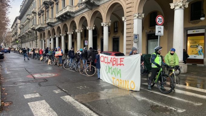 “Ciclabile umana” in Largo Vittorio a Torino per chiedere più infrastrutture ciclabili e sicurezza