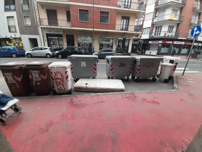 Rifiuti ingombranti abbandonati lungo le strade di Nichelino: è polemica