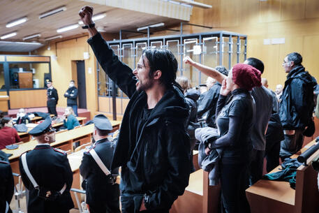 Otto anarchici sono stati identificati e denunciati per i cori scanditi durante il processo Cospito