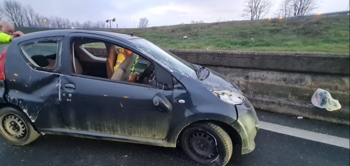 Incidente in tangenziale a Beinasco: automobilista perde il controllo dell’auto e si schianta contro un guard rail