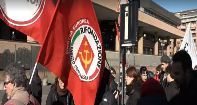 Processo Cospito, manifestazione di Potere al Popolo e Rifondazione Comunista in suo sostegno davanti al tribunale