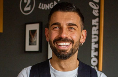 Chi è Andrea Serra, il giovane responsabile della pizzeria “Viaggio Pizza” che ha scommesso su sé stesso a 28 anni