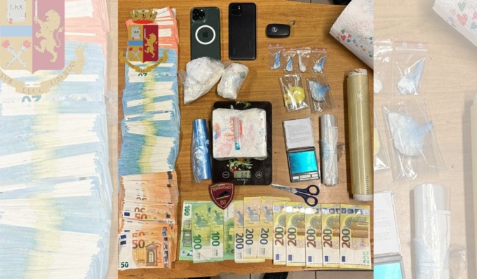 Oltre 8mila euro in contanti e 800 grammi di cocaina, spacciatore tradito dall’atteggiamento sospetto