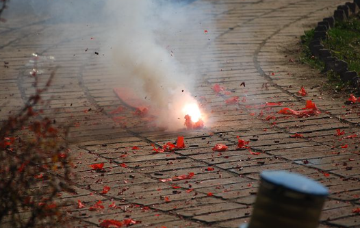 Botti tutta notte, alla faccia dell’ordinanza: una donna perde un dito, vigili del fuoco stremati