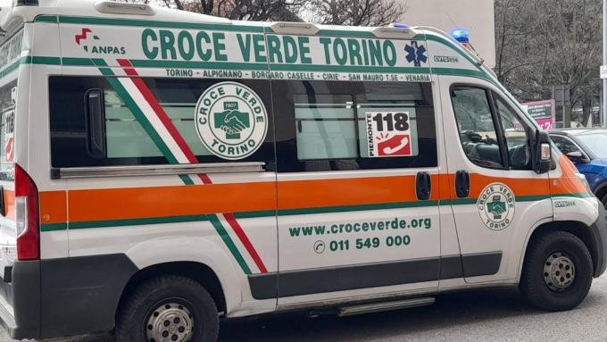 70enne cammina in via Pateri a Nichelino, si accascia e muore