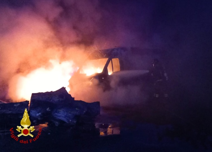 Furgone a fuoco nel parcheggio di un’azienda, Vigili del Fuoco a Condove