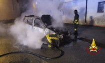 Auto prende fuoco durante la marcia, mezzo distrutto e automobilista in salvo