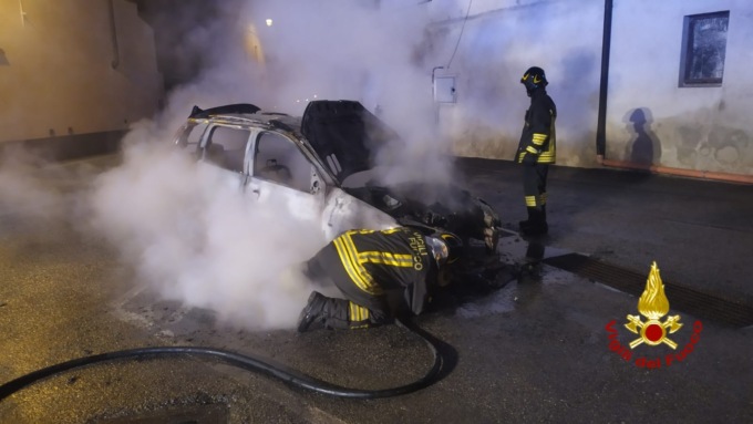 Auto prende fuoco durante la marcia, mezzo distrutto e automobilista in salvo