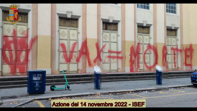 Raid No Vax a Torino contro scuole, banche e ospedali: 6 persone denunciate