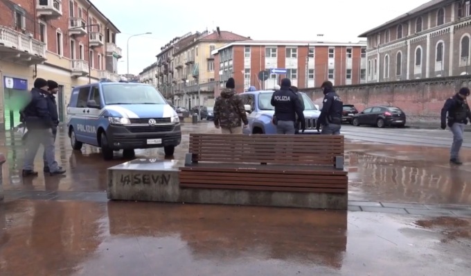 Blitz andidroga a Barriera Milano: 87 pusher arrestati